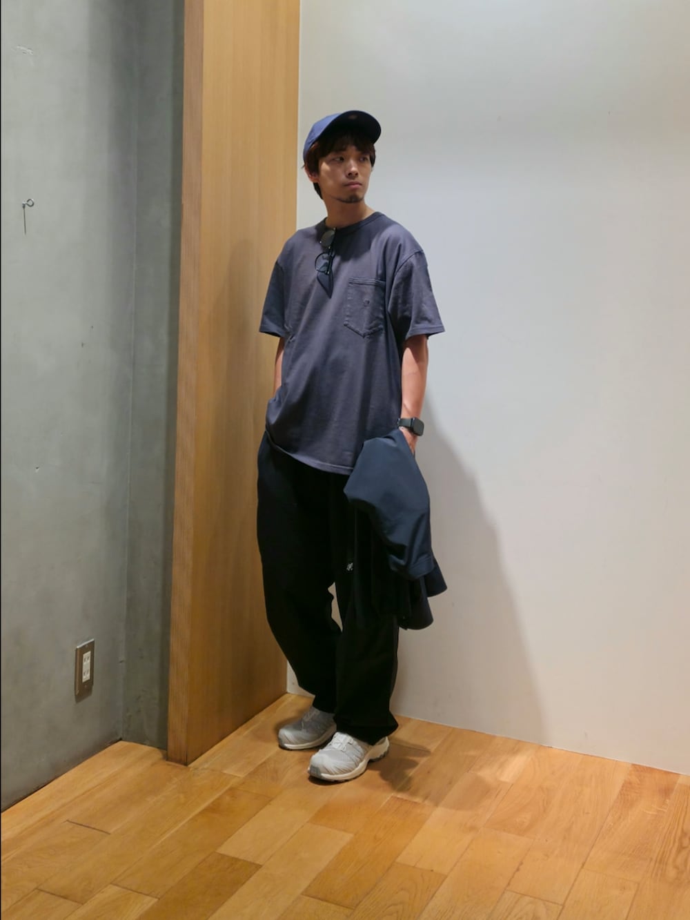 ブルー系のシャツ/ブラウス、ブルー系のその他パンツ、ホワイト系のスニーカーを着用したメンズの夏コーディネートの4枚目の写真