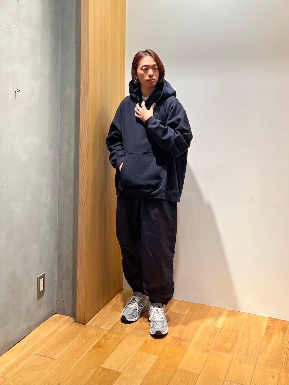 ブラック系のダウンジャケット/コート、ブルー系のパーカー、ブラック系のその他パンツを着用したメンズの冬コーディネートの4枚目の写真