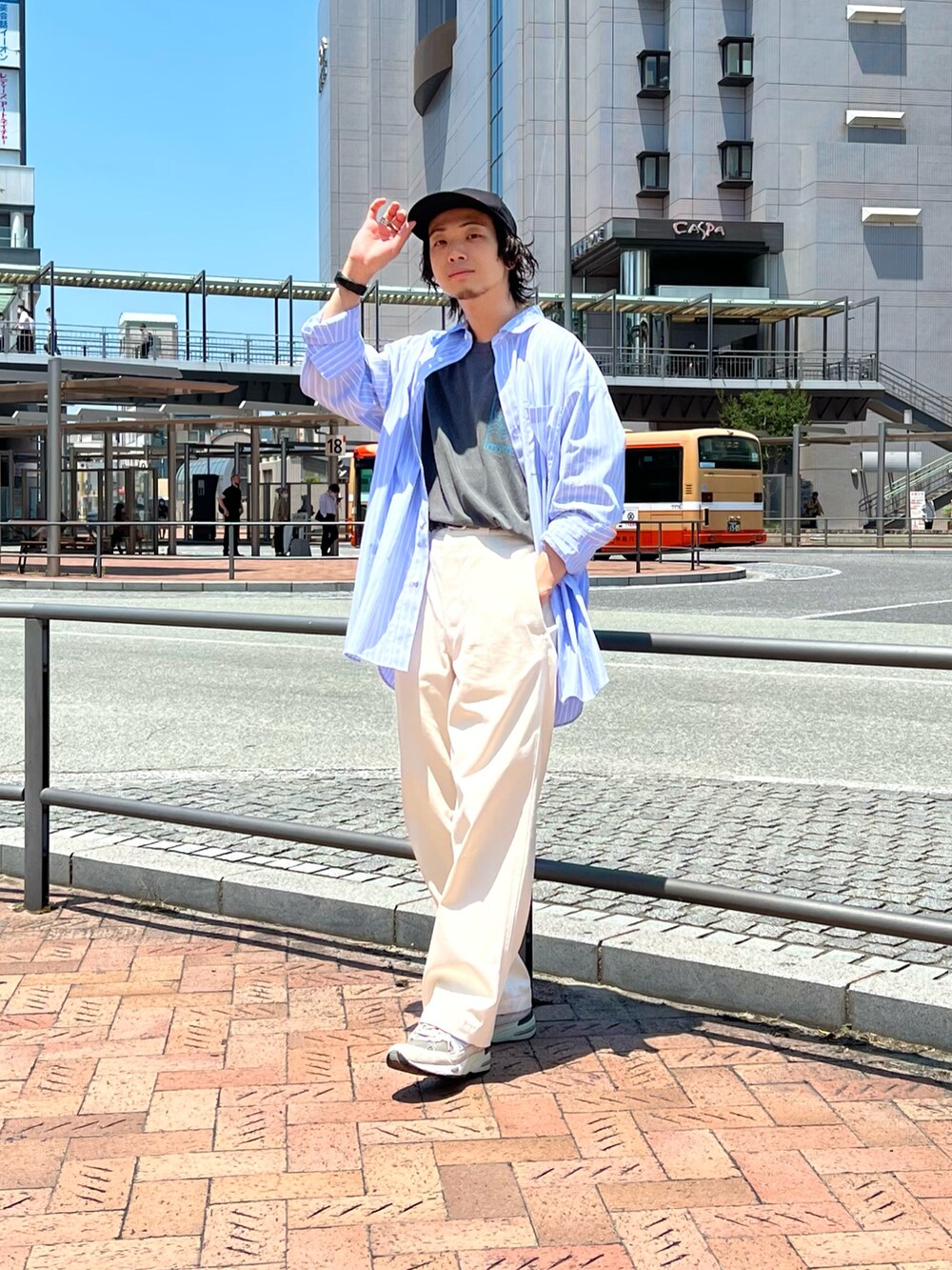 ブルー系のシャツ/ブラウス、ブラック系のTシャツ/カットソー、ホワイト系のチノパンツを着用したメンズの夏コーディネートの2枚目の写真