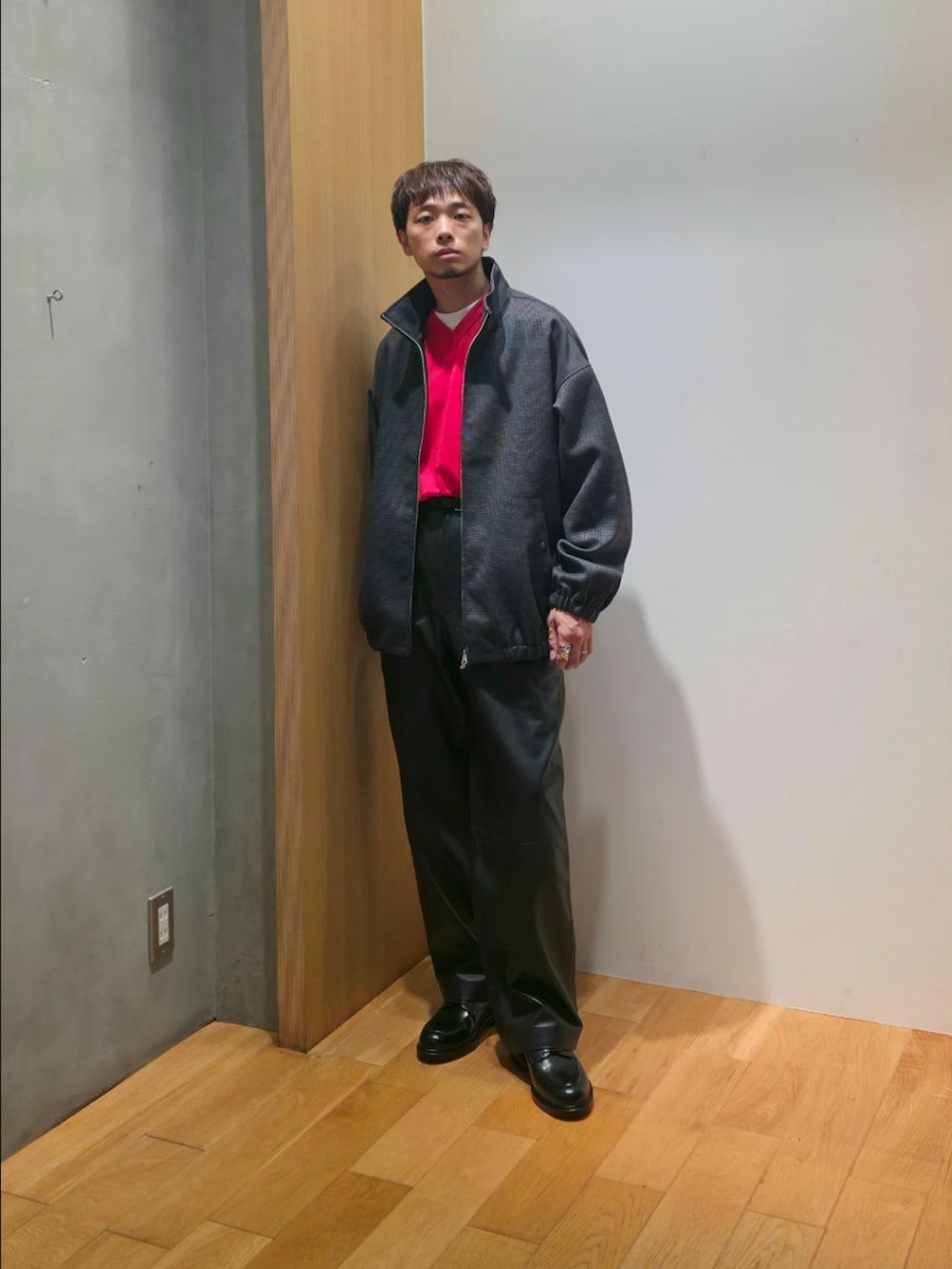 ブルー系のブルゾン、レッド系のニット/セーター、ブラック系のその他パンツを着用したメンズの秋コーディネートの4枚目の写真