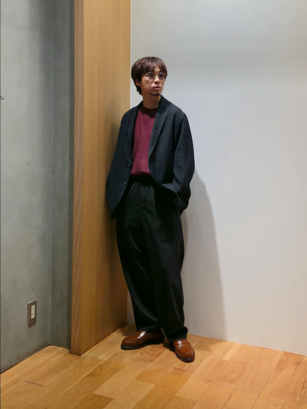 ブルー系のその他アウター、レッド系のTシャツ/カットソー、ブラック系のその他パンツを着用したメンズの夏コーディネートの3枚目の写真