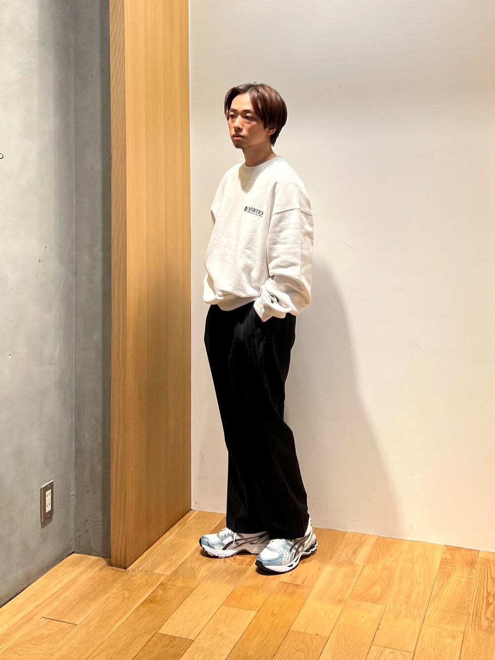 ブルー系のナイロンジャケット、グレー系のスウェット、その他のその他パンツを着用したメンズの冬コーディネートの4枚目の写真