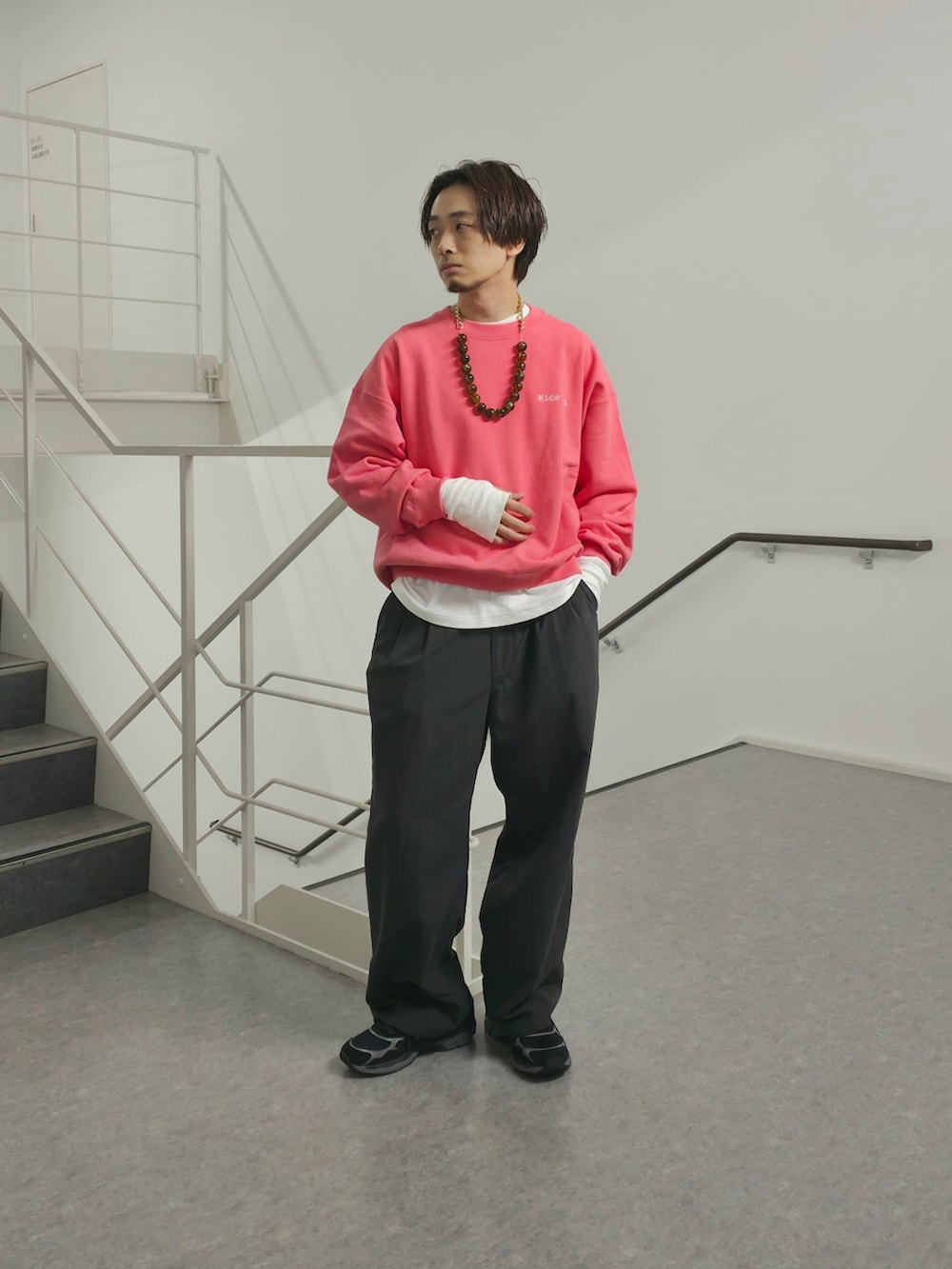 ブラック系のその他アウター、ピンク系のスウェット、ブラック系のその他パンツを着用したメンズの春コーディネートの4枚目の写真