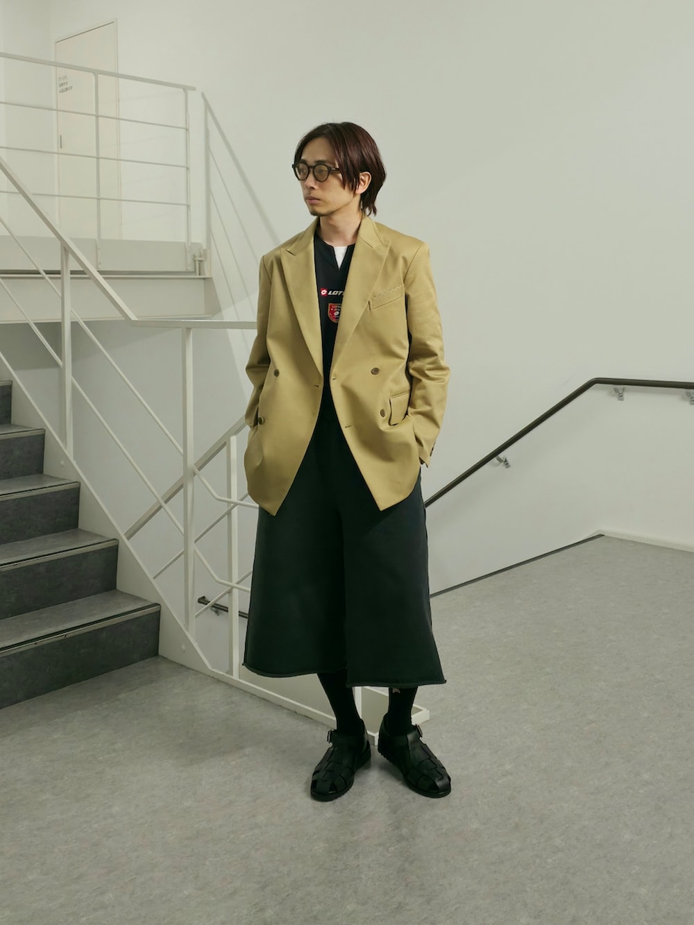 「セットアップ、大人カジュアル、最近のいい感じコーデ、モノトーン、フレアパンツ、メガネ男子、スポーツミックス、春夏コーデ、淡色コーデ、シンプルコーデ、レイヤードスタイル、きれいめカジュアル、休日スタイル、サングラス、ワイドパンツ」|「URBAN RESEARCHのGGG Double Tailored Jacket(その他アウター、ベージュ系)」を使った、UR_SkmK.さん(メンズ・167cm)の春コーディネートの2枚目の写真