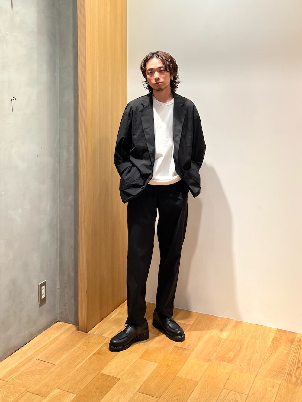 ブラック系のその他アウター、ホワイト系のTシャツ/カットソー、ブラック系のその他パンツを着用したメンズの夏コーディネートの3枚目の写真