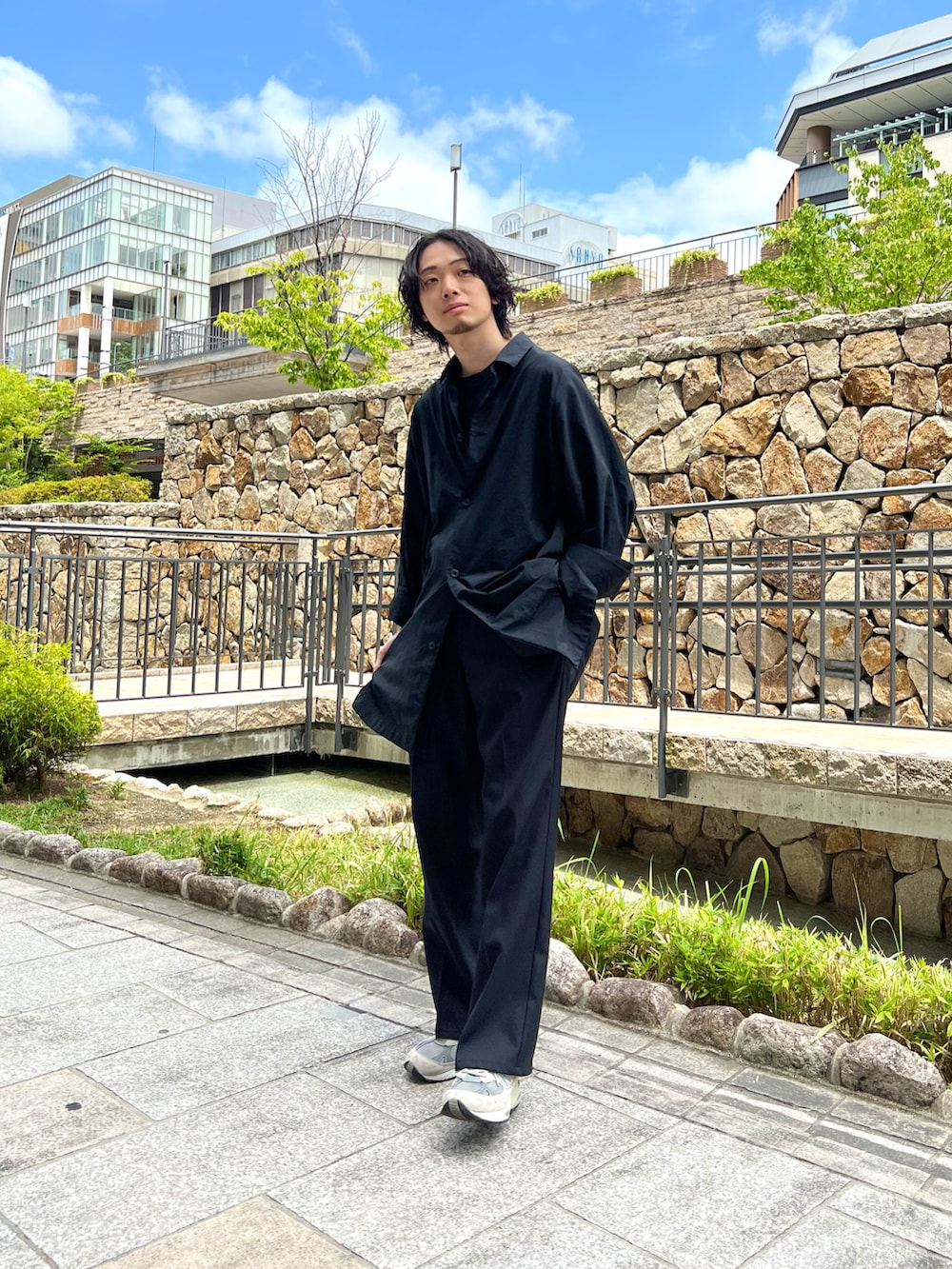 ブラック系のシャツ/ブラウス、ブラック系のTシャツ/カットソー、ブラック系のその他パンツを着用したメンズの夏コーディネートの2枚目の写真