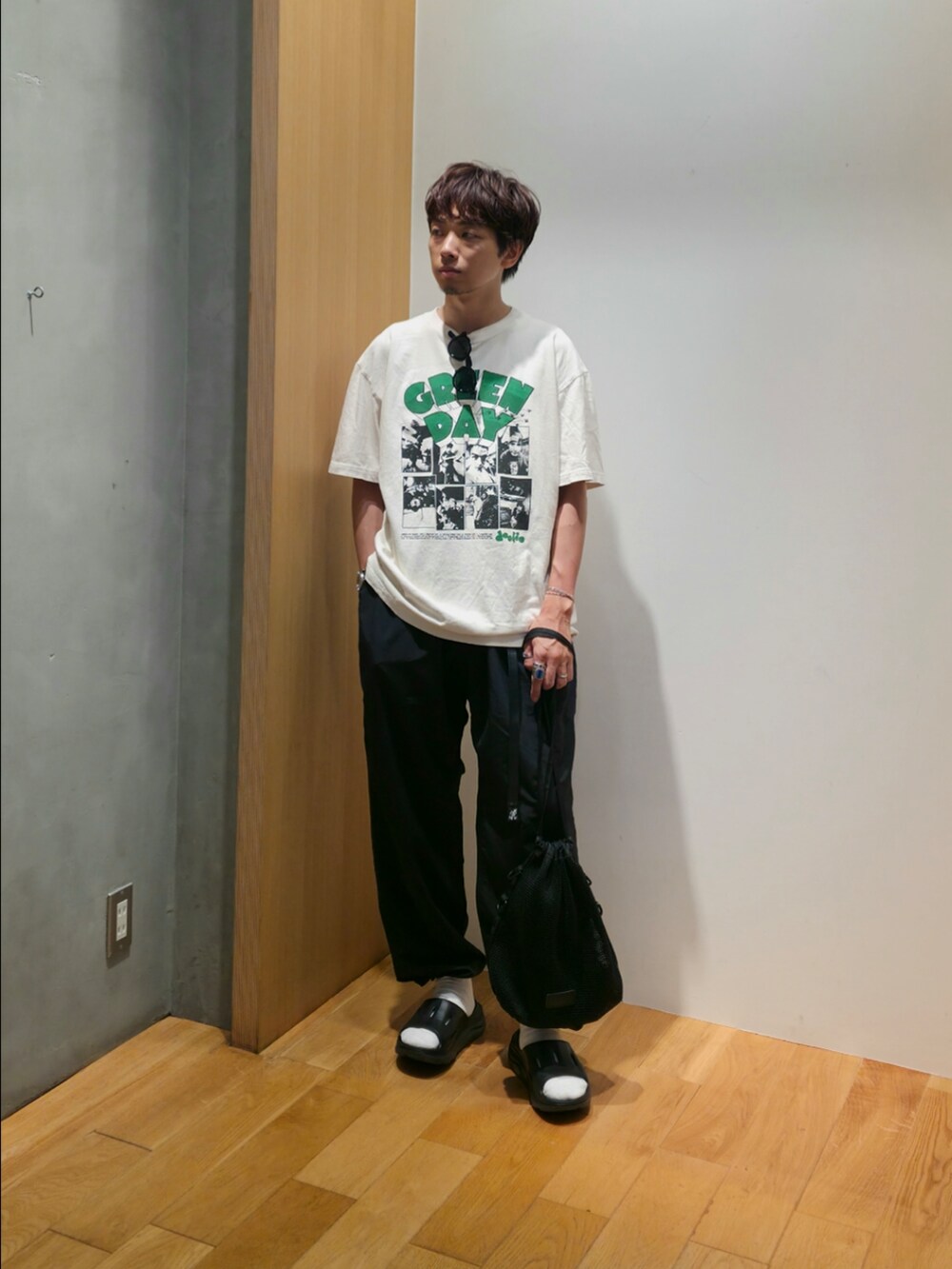 ホワイト系のTシャツ/カットソー、ブルー系のその他パンツ、ブラック系のサンダルを着用したメンズの夏コーディネートの3枚目の写真