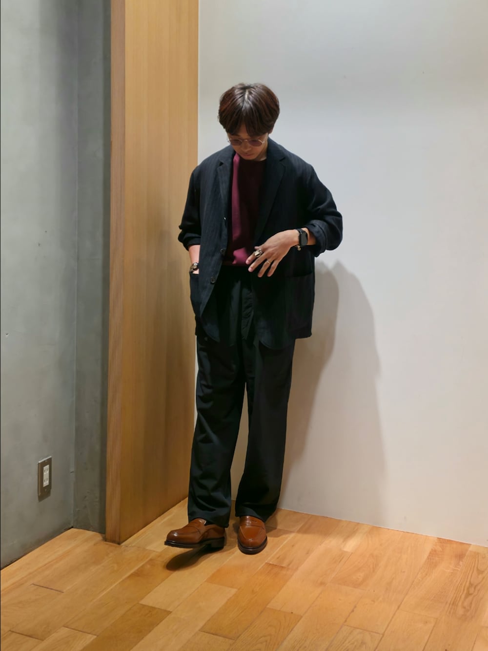 ブルー系のその他アウター、レッド系のTシャツ/カットソー、ブラック系のその他パンツを着用したメンズの夏コーディネートの4枚目の写真