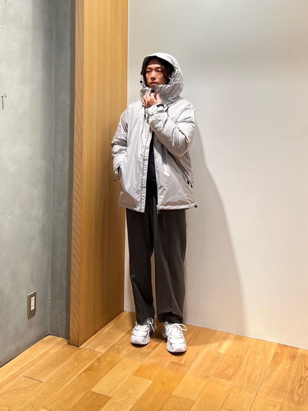 「スポーツミックス、冬コーデ、デートコーデ、淡色コーデ、ロンT、カーディガン、テーマパークコーデ、ハロウィン、スニーカー、お出かけコーデ、モノトーン、スラックス、レイヤードスタイル、休日スタイル、ダウンジャケット」｜「NANGAの『別注』NANGA×URBAN RESEARCH　AURORA 3layer downblouson（ダウンジャケット/コート、グレー系）」を使った、UR_SkmK.さん（メンズ・167cm）の秋コーディネートの2枚目の写真