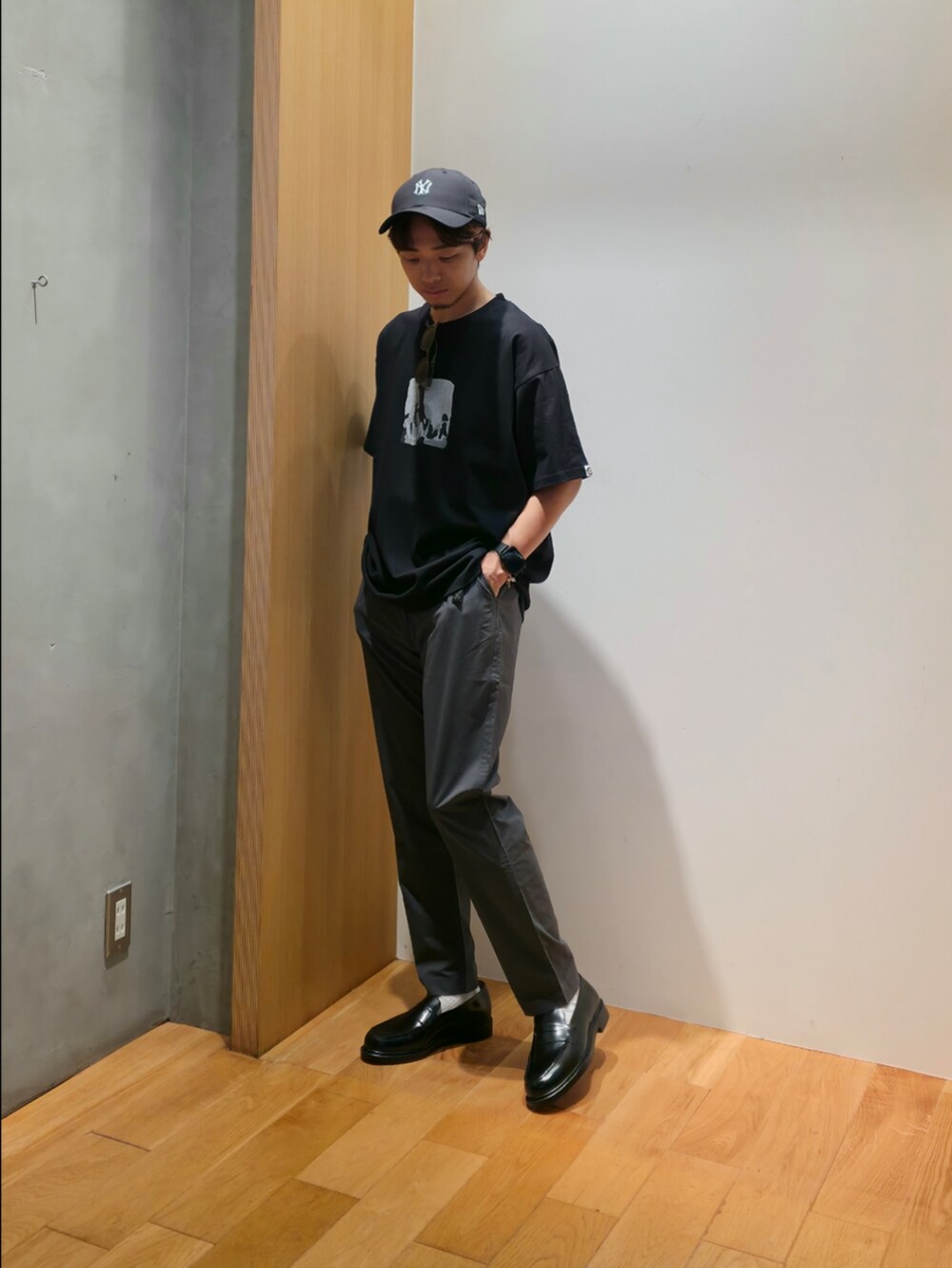 ブラック系のTシャツ/カットソー、グレー系のその他パンツ、ブラック系のドレスシューズを着用したメンズの夏コーディネートの4枚目の写真