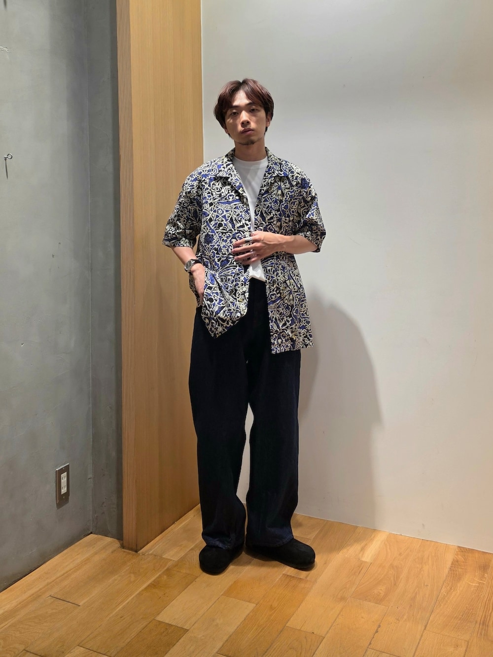 「柄シャツ、レイヤードスタイル、サンダル、白Tシャツ、モノトーン、デートコーデ、ストライプシャツ、淡色コーデ、きれいめカジュアル、デニム、Tシャツ、夏コーデ、シャツスタイル、シンプルコーデ、半袖シャツ」|「URBAN RESEARCHのLONGCHAMP PRINT SHIRTS(シャツ/ブラウス、ブルー系)」を使った、UR_SkmK.さん(メンズ・167cm)の夏コーディネートの3枚目の写真