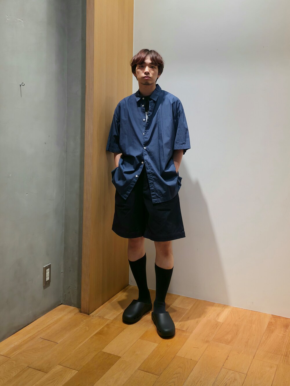 ブルー系のシャツ/ブラウス、ブラック系のTシャツ/カットソー、ブルー系のその他パンツを着用したメンズの夏コーディネートの2枚目の写真