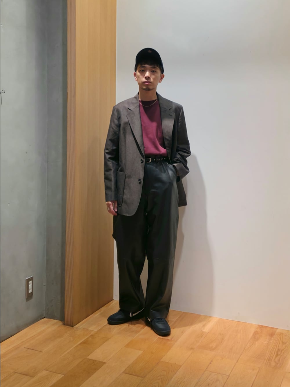 ブラウン系のその他アウター、レッド系のTシャツ/カットソー、ブラック系のその他パンツを着用したメンズの秋コーディネートの3枚目の写真