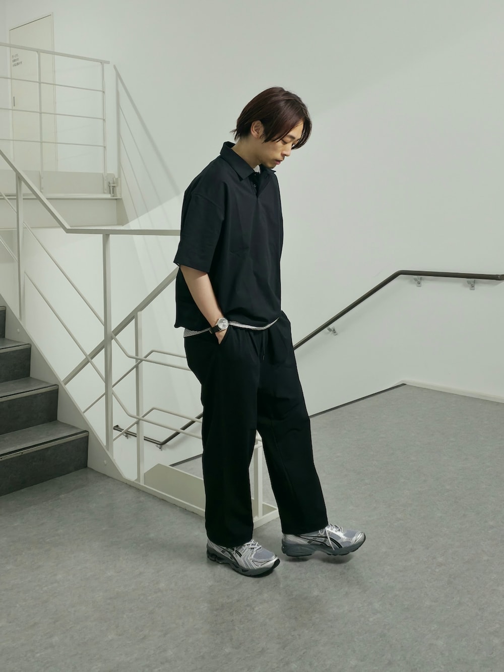 「大人カジュアル、休日スタイル、デートコーデ、ボーダー、スニーカー、お出かけコーデ、スラックス、アウトドアスタイル、モノトーン、スポーツミックス、セットアップ、春夏コーデ、シンプルコーデ、きれいめカジュアル、ポロシャツ」|「URBAN RESEARCHのSHADE TECH ポロシャツ(ポロシャツ、ブルー系)」を使った、UR_SkmK.さん(メンズ・167cm)の春コーディネートの2枚目の写真