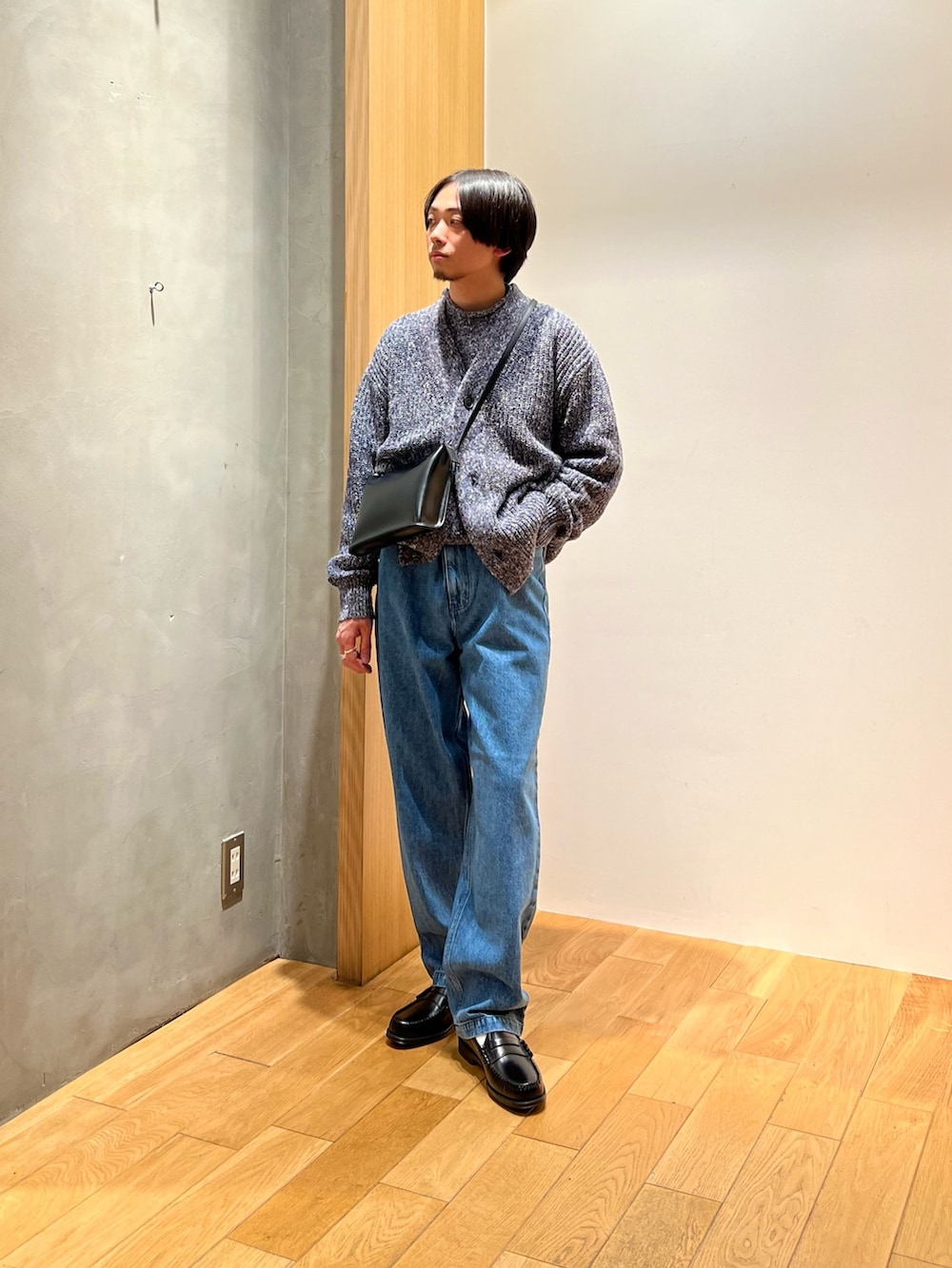 「ワイドパンツ、休日スタイル、ショルダーバッグ、ローファー、シンプルコーデ、ニット、レイヤードスタイル、淡色コーデ、春色、きれいめカジュアル、カーディガン、デニム、バギーパンツ、春コーデ、24ssトレンド」|「URBAN RESEARCHのMILLEFILIミックスカーディガン(カーディガン/ボレロ、ブルー系)」を使った、UR_SkmK.さん(メンズ・167cm)の冬コーディネートの2枚目の写真