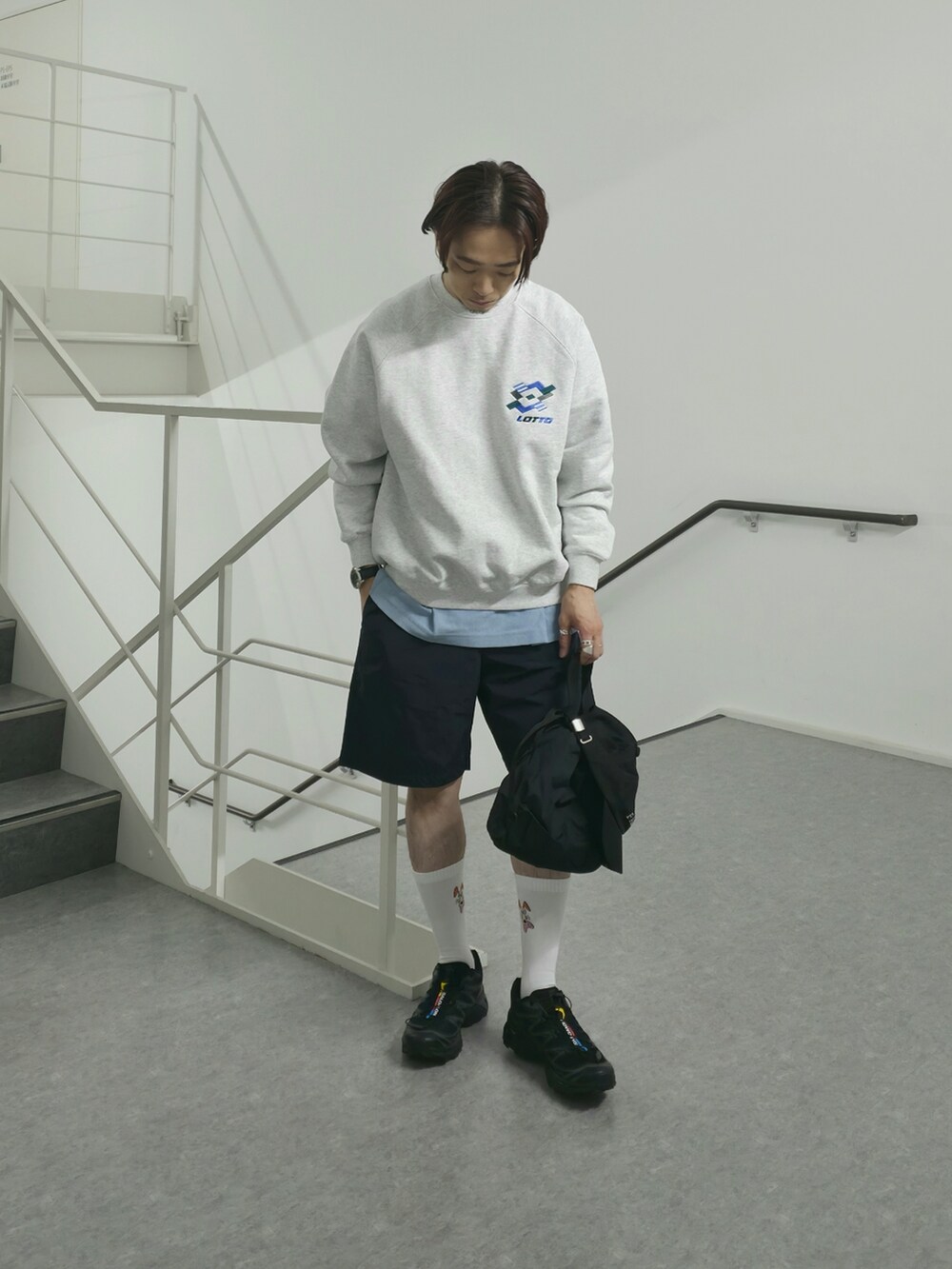 ブルー系のTシャツ/カットソー、ブラック系のその他パンツ、ブラック系のショルダーバッグを着用したメンズの春コーディネートの3枚目の写真