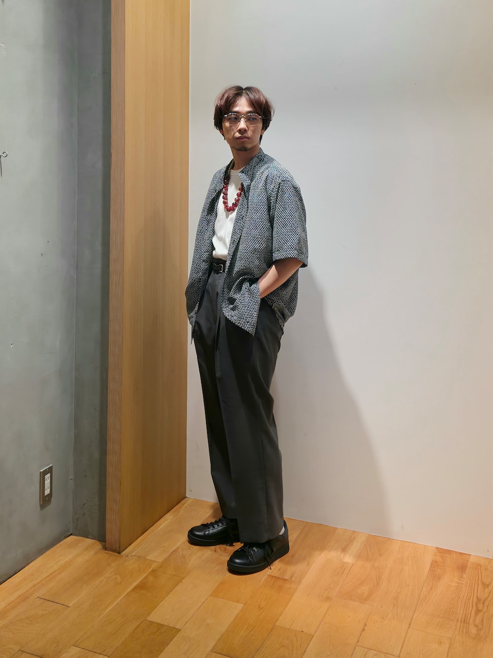 ブラック系のシャツ/ブラウス、ホワイト系のTシャツ/カットソー、グレー系のその他パンツを着用したメンズの夏コーディネートの2枚目の写真