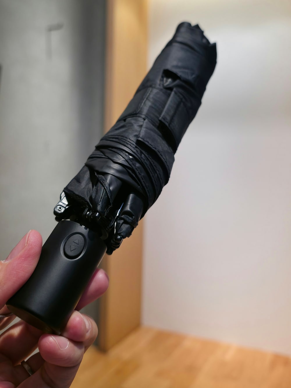 ブルー系のポロシャツ、ホワイト系のTシャツ/カットソー、ブラック系のその他パンツを着用したメンズの夏コーディネートの4枚目の写真