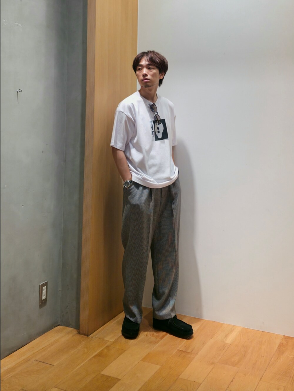 ブラック系のシャツ/ブラウス、ホワイト系のTシャツ/カットソー、その他のその他パンツを着用したメンズの夏コーディネートの5枚目の写真