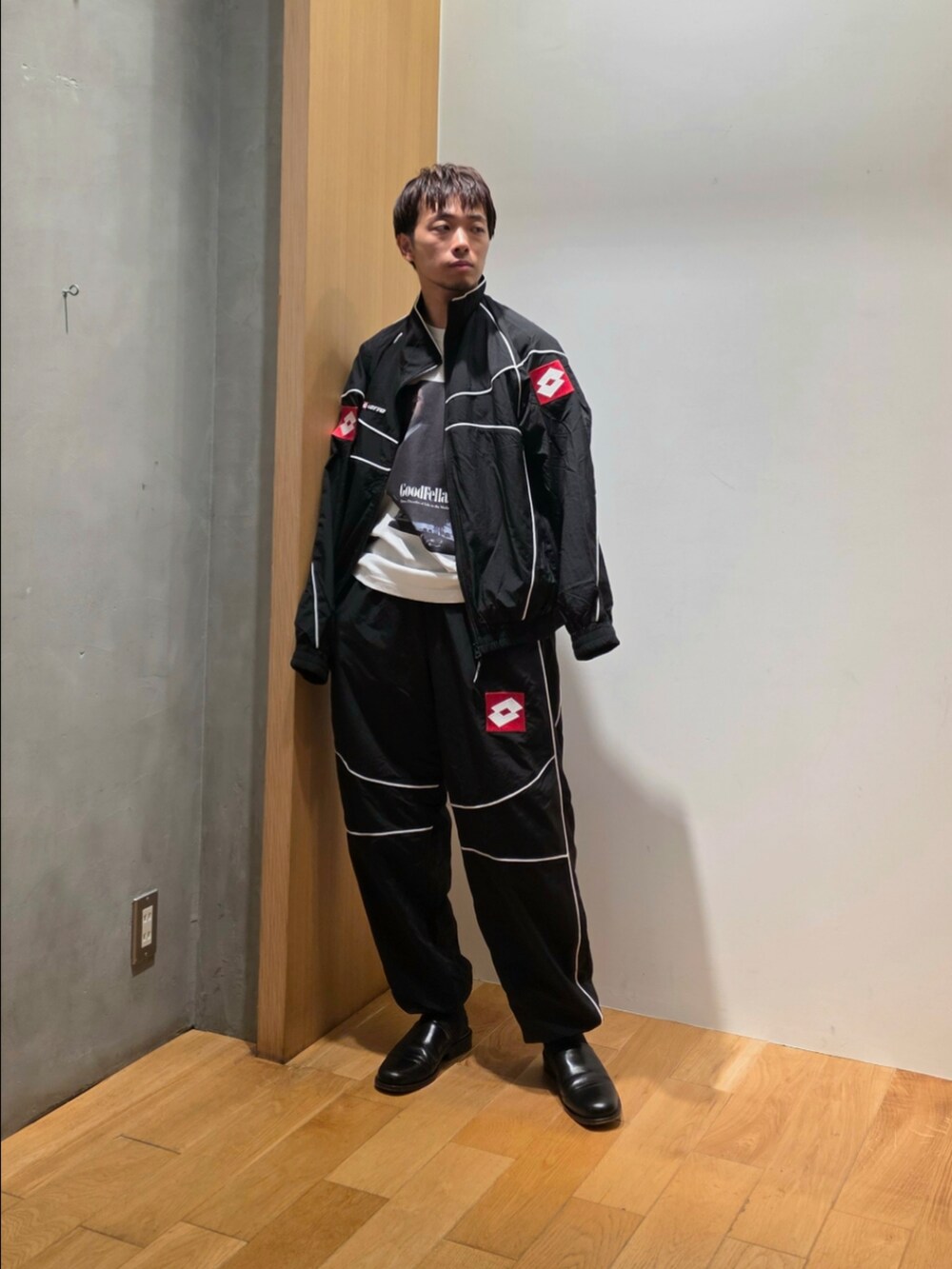ブラック系のナイロンジャケット、ブラック系のその他パンツ、ホワイト系のTシャツ/カットソーを着用したメンズの秋コーディネートの5枚目の写真