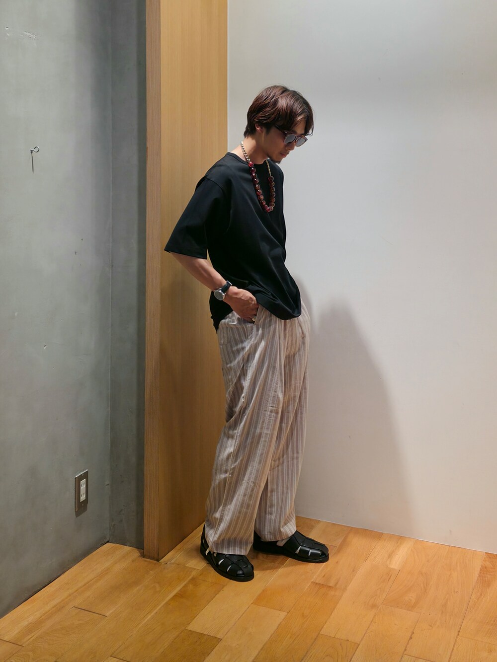 ブラウン系のその他アウター、ブラック系のTシャツ/カットソー、ブラウン系のその他パンツを着用したメンズの夏コーディネートの4枚目の写真