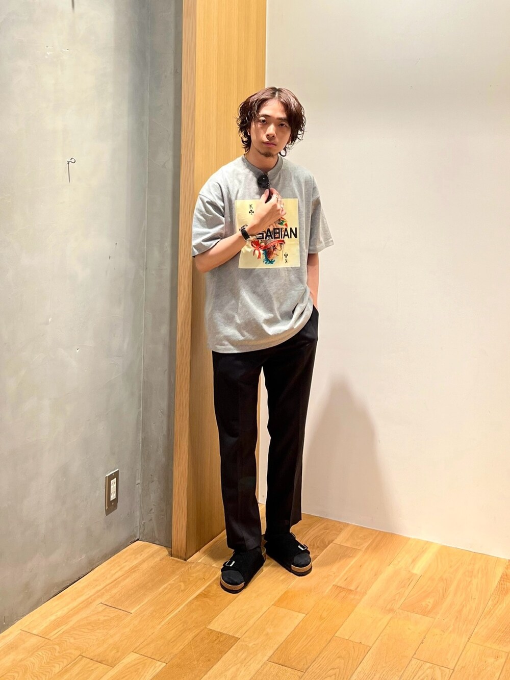 ブラック系のその他パンツ、ブラック系のサンダル、グレー系のTシャツ/カットソーを着用したメンズの夏コーディネートの3枚目の写真
