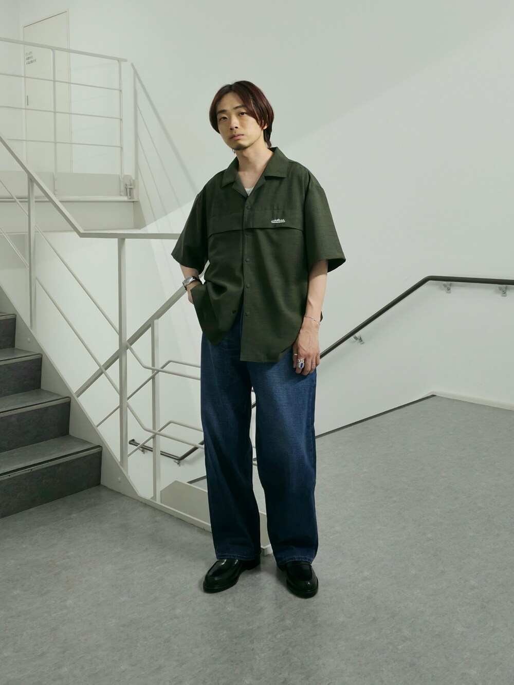 「休日スタイル、デートコーデ、お出かけコーデ、ローファー、大人カジュアル、スポーツミックス、セットアップ、春夏コーデ、淡色コーデ、デニム、デニムパンツ、ワイドパンツ、シャツスタイル、レイヤードスタイル、きれいめカジュアル」|「URBAN RESEARCHの『別注』THOUSAND MILE×UR THICK AND THIN BLOUSON(ブルゾン、グリーン系)」を使った、UR_SkmK.さん(メンズ・167cm)の春コーディネートの3枚目の写真