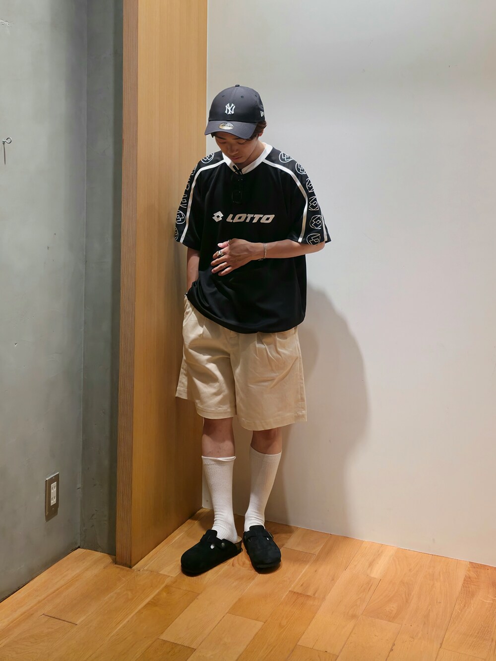 ブラック系のその他アウター、ブラック系のTシャツ/カットソー、ホワイト系のその他パンツを着用したメンズの夏コーディネートの5枚目の写真