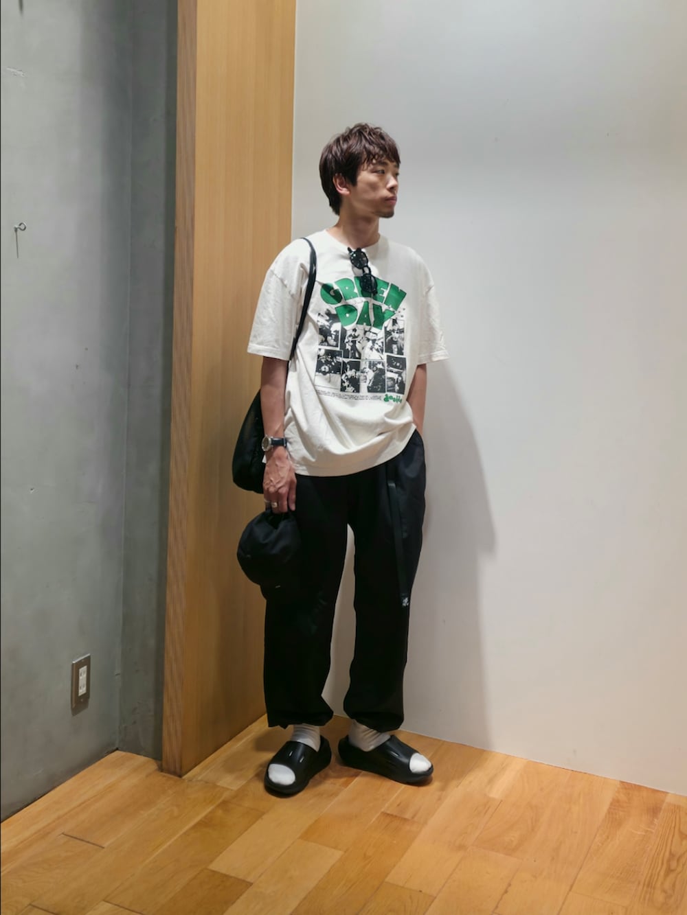 ホワイト系のTシャツ/カットソー、ブルー系のその他パンツ、ブラック系のサンダルを着用したメンズの夏コーディネートの2枚目の写真