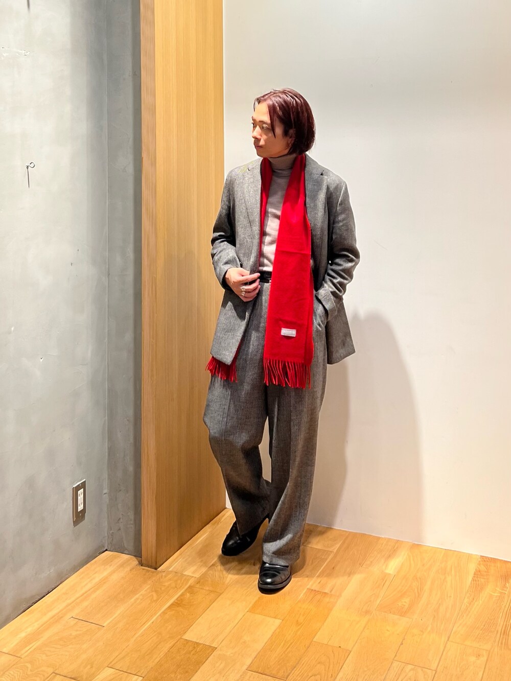 「レザー、ニット、セットアップ、淡色コーデ、チェック、冬コーデ、きれいめカジュアル、お出かけコーデ、スラックス、冬アウター、タートルネック、モノトーン、マフラー、テーラードジャケット、レイヤードスタイル」｜「URBAN RESEARCHの『セットアップ対応』ヘリンボーンセミダブルジャケット（セットアップ、グレー系）」を使った、UR_SkmK.さん（メンズ・167cm）の秋コーディネートの3枚目の写真