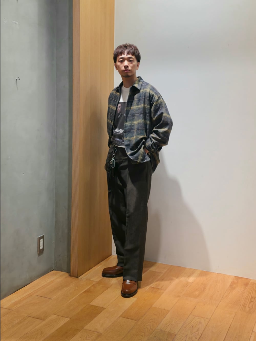 ブラウン系のシャツ/ブラウス、ホワイト系のTシャツ/カットソー、ブラウン系のその他パンツを着用したメンズの秋コーディネートの5枚目の写真