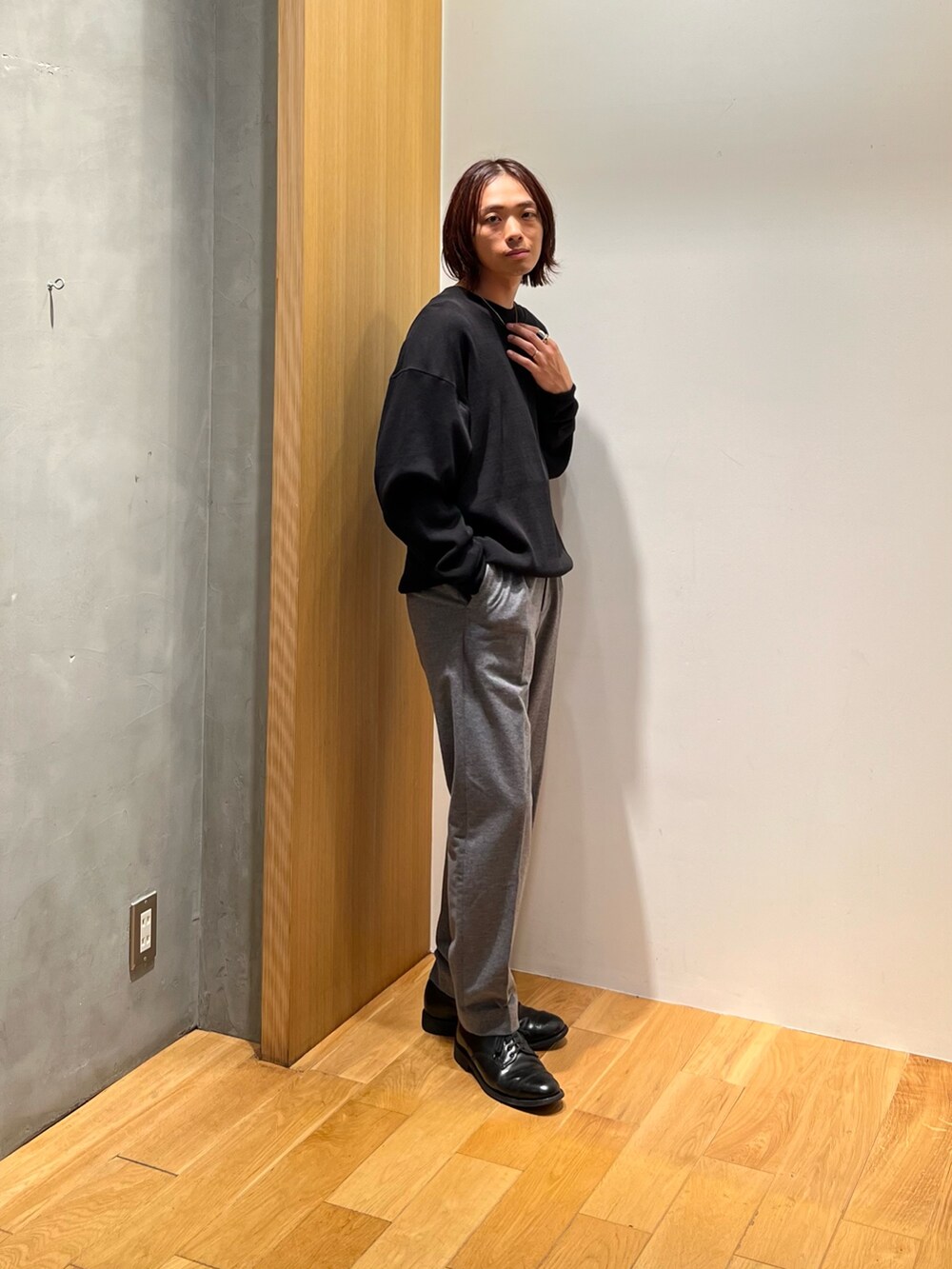 ブラック系のニット/セーター、グレー系のその他パンツ、その他のその他を着用したメンズの秋コーディネートの2枚目の写真