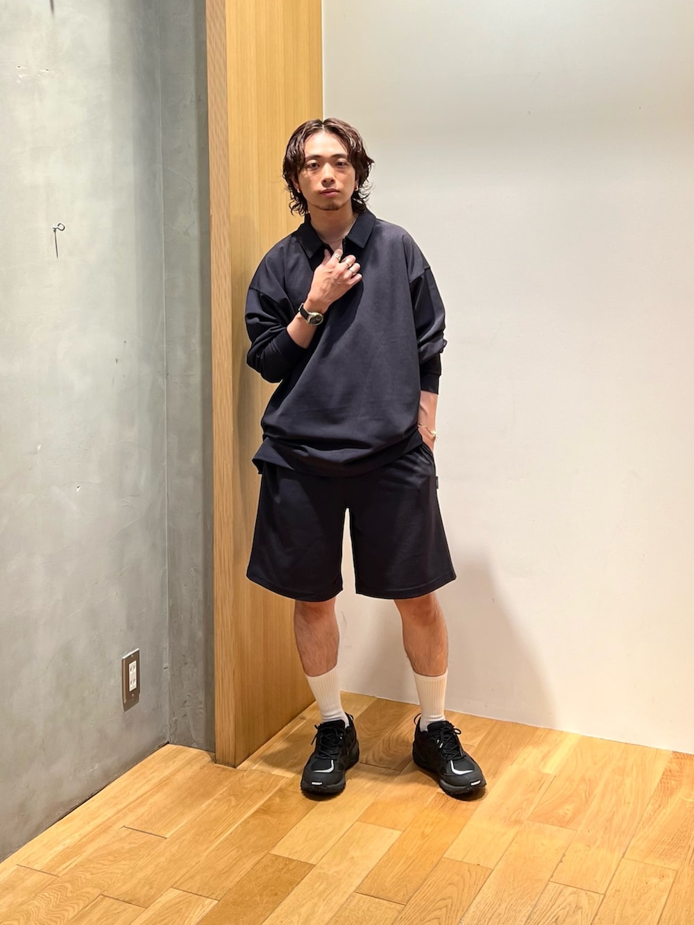 ブルー系のポロシャツ、ブルー系のその他パンツ、ブラック系のスニーカーを着用したメンズの夏コーディネートの2枚目の写真