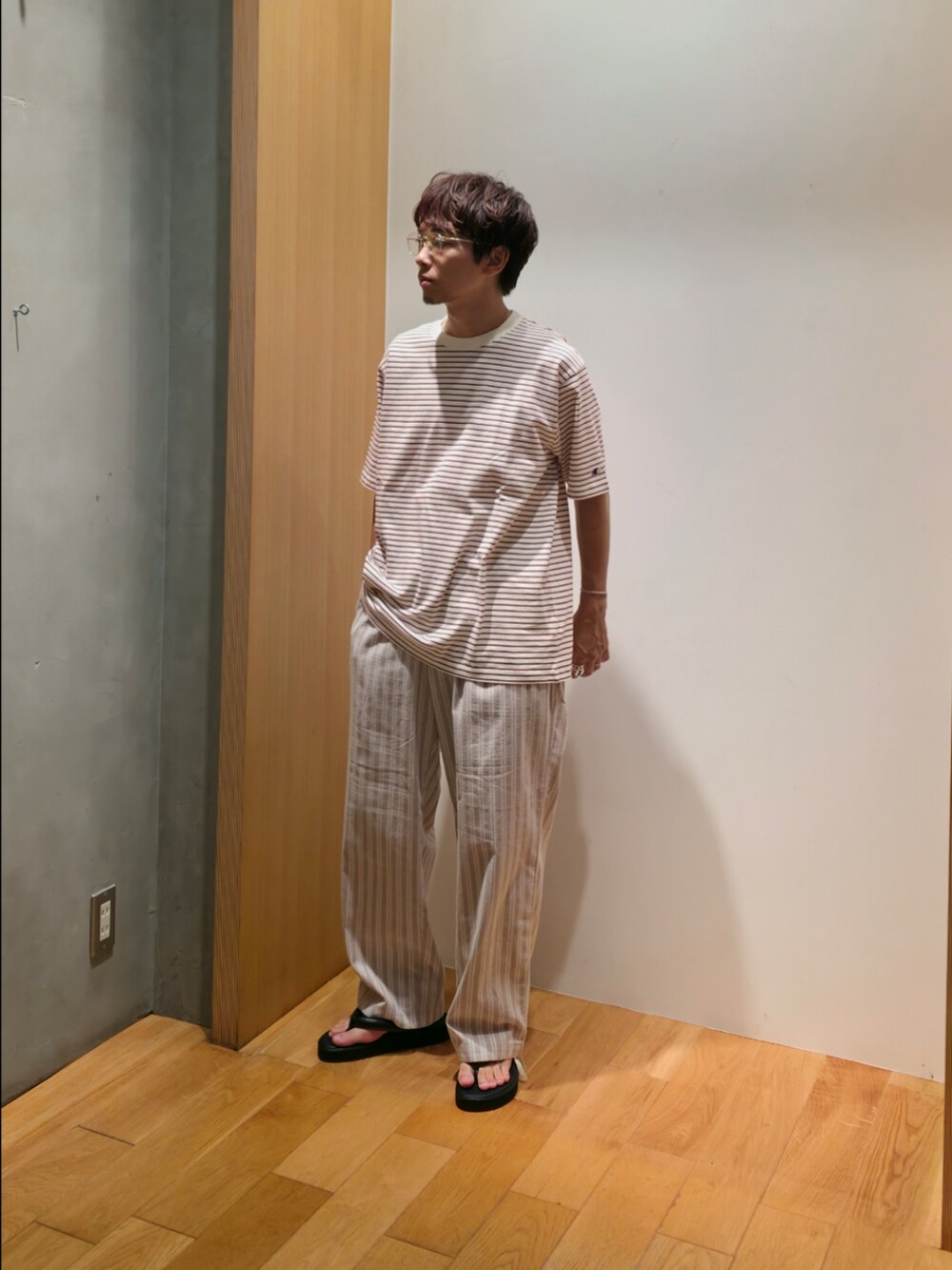 ホワイト系のシャツ/ブラウス、ベージュ系のTシャツ/カットソー、ブラウン系のその他パンツを着用したメンズの夏コーディネートの4枚目の写真