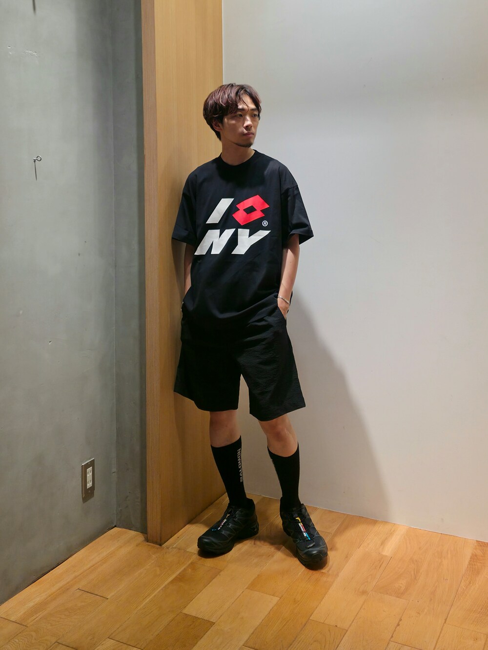ブラック系のその他アウター、ブラック系のTシャツ/カットソー、ブラック系のその他パンツを着用したメンズの夏コーディネートの3枚目の写真