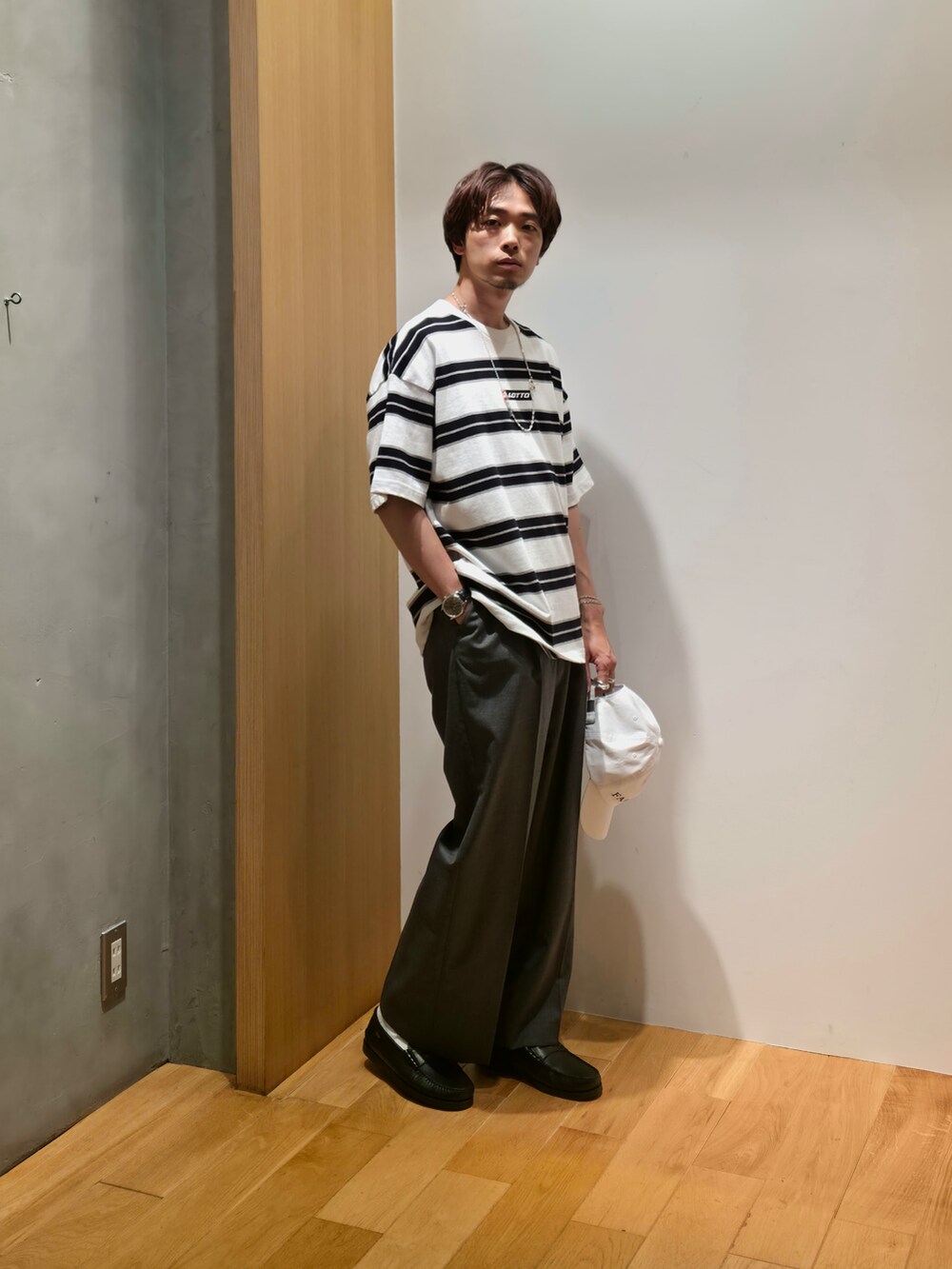 ホワイト系のTシャツ/カットソー、グレー系のその他パンツ、ブラック系のローファーを着用したメンズの夏コーディネートの3枚目の写真