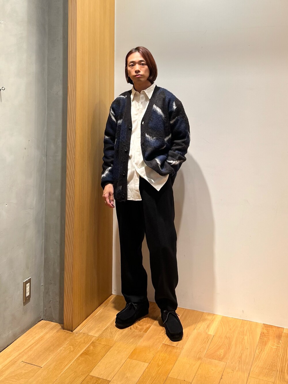 「冬コーデ、ロングコート、マイベストコーデ2024、レイヤードスタイル、カーディガン、マフラーぐるぐる、スラックス、ワイドパンツ、ブーツ、テーマパークコーデ、クリスマスに着たい服、ブラック、シャツスタイル、休日スタイル、冬アウター」｜「URBAN RESEARCHの『MADE IN JAPAN』 ウールフラノビーバーテーパードスラックス（スラックス、ブラック系）」を使った、UR_SkmK.さん（メンズ・167cm）の冬コーディネートの3枚目の写真