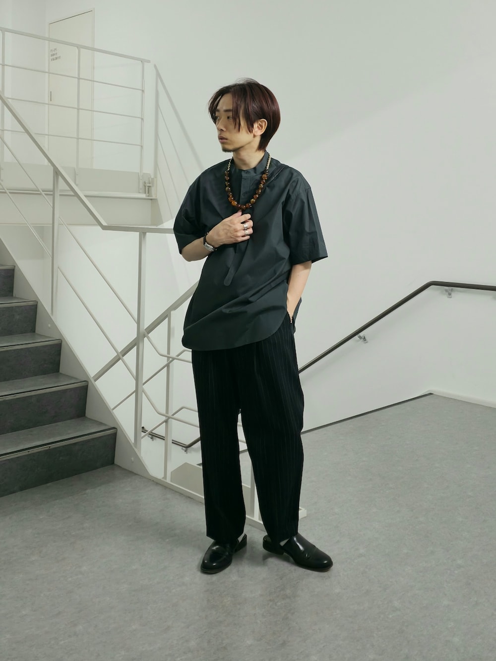 ブラック系のナイロンジャケット、グリーン系のシャツ/ブラウス、その他のその他パンツを着用したメンズの春コーディネートの3枚目の写真