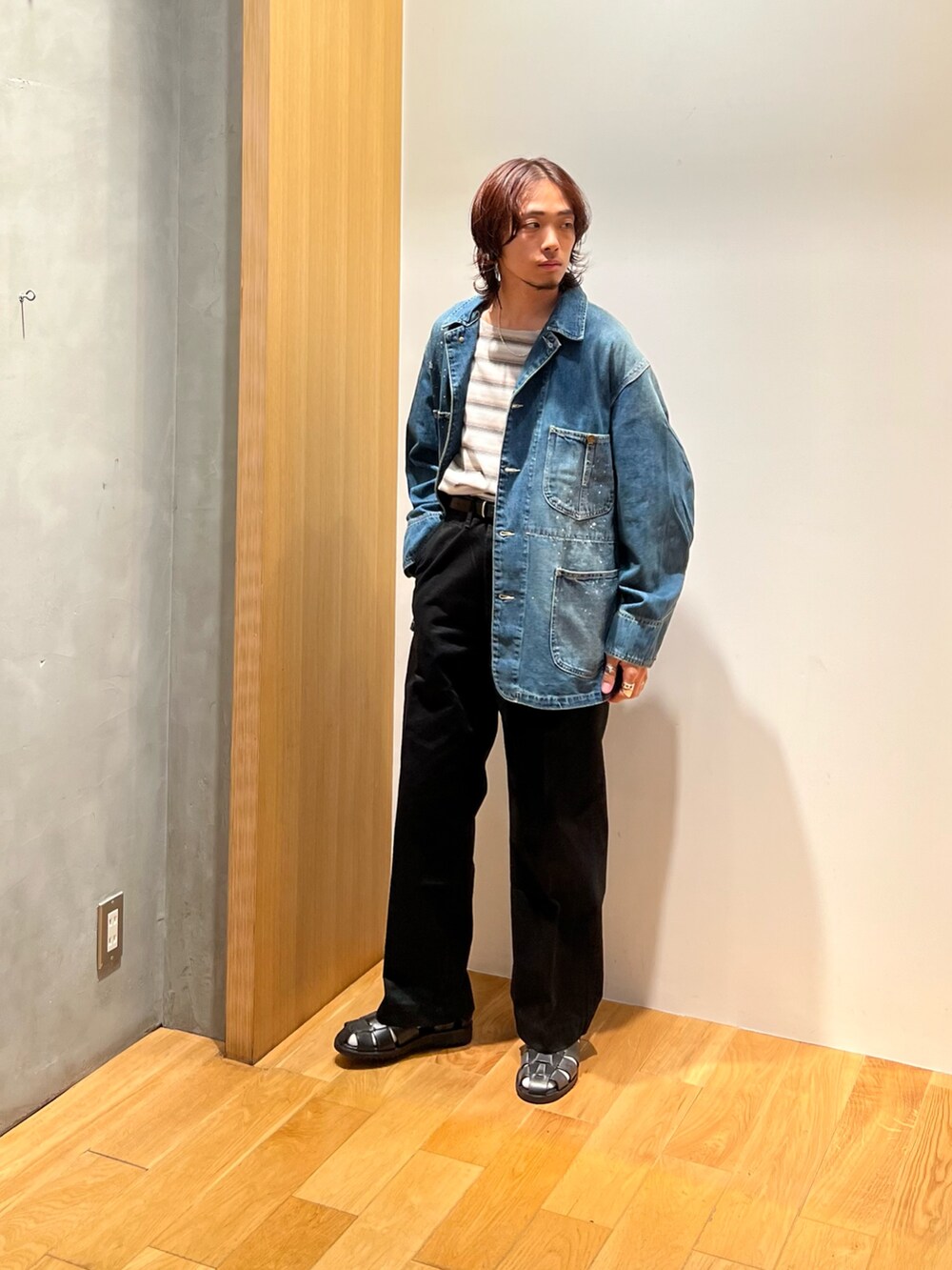 ブラック系のその他パンツ、グレー系のTシャツ/カットソー、ブルー系のデニムジャケットを着用したメンズの夏コーディネートの3枚目の写真