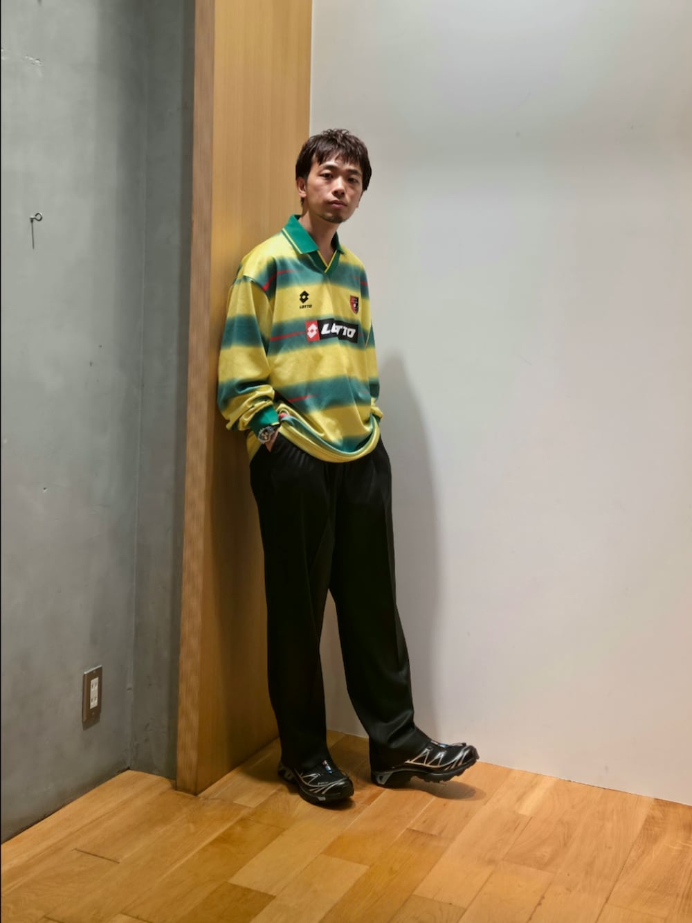 ブラック系のその他アウター、その他のTシャツ/カットソー、ブラック系のその他パンツを着用したメンズの秋コーディネートの6枚目の写真