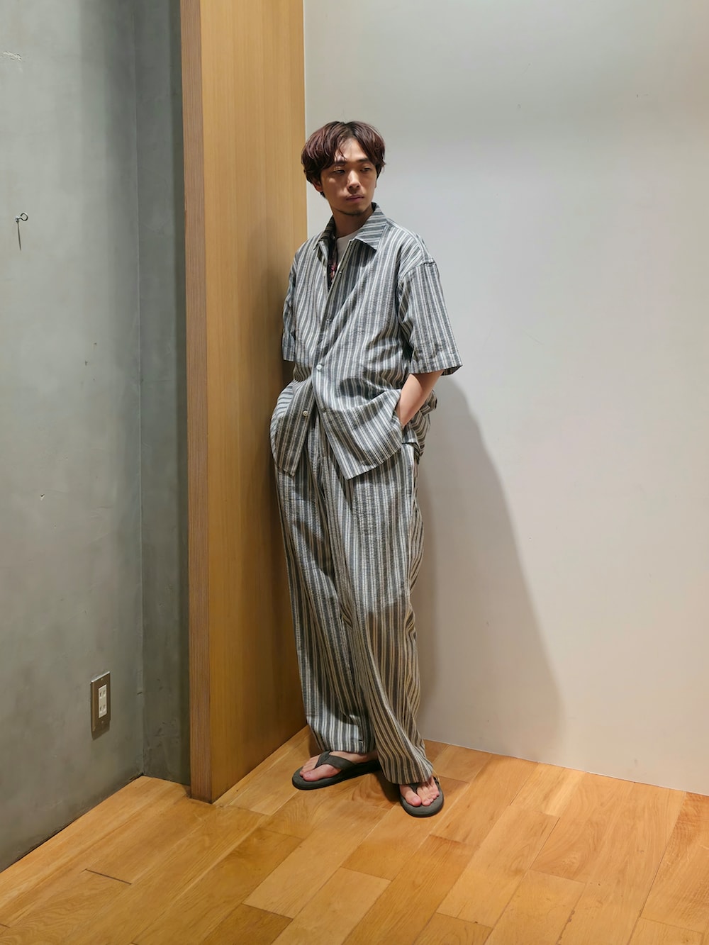 グレー系のその他アウター、ブラック系のシャツ/ブラウス、ホワイト系のTシャツ/カットソーを着用したメンズの夏コーディネートの3枚目の写真