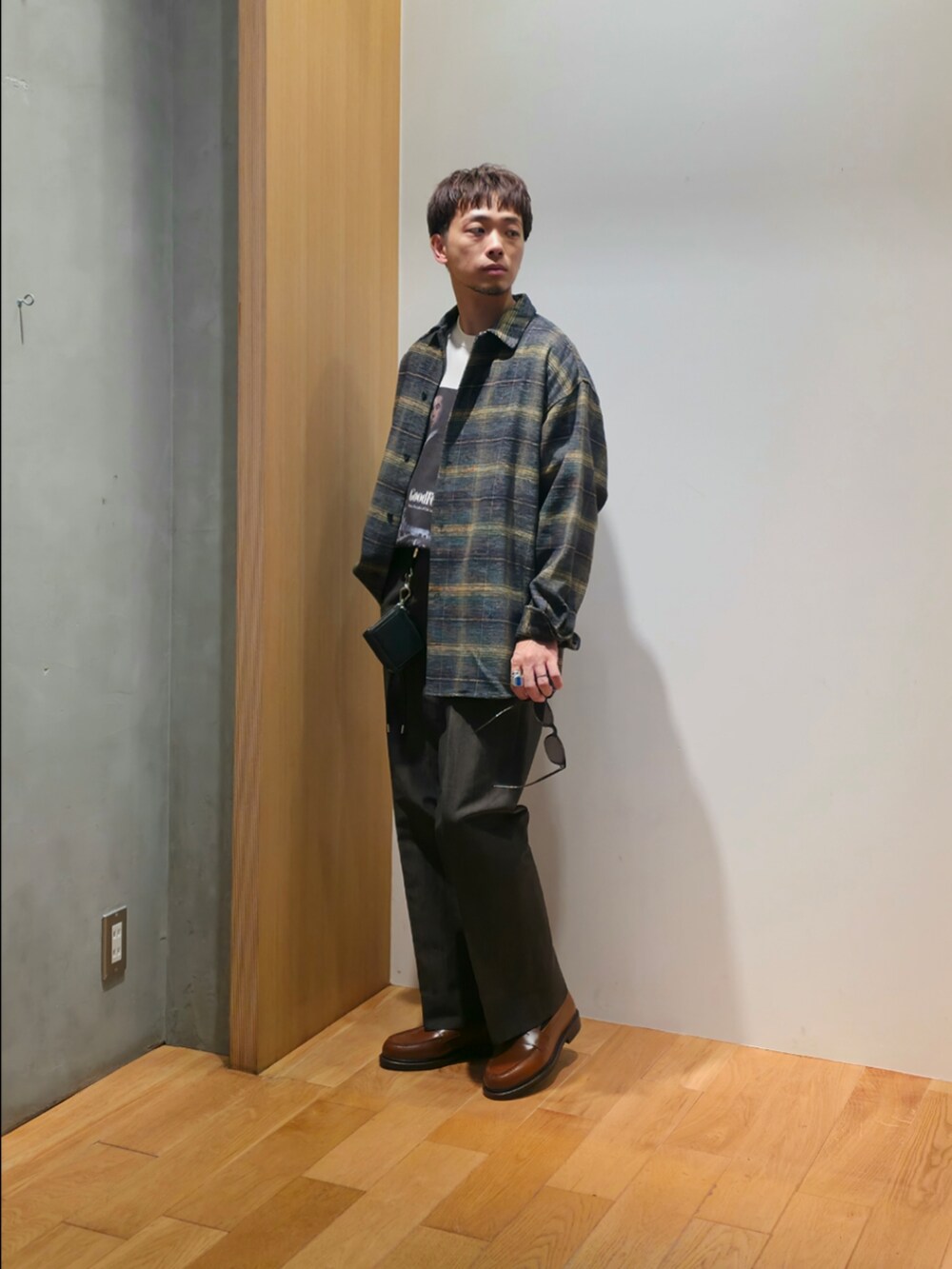 ブラウン系のシャツ/ブラウス、ホワイト系のTシャツ/カットソー、ブラウン系のその他パンツを着用したメンズの秋コーディネートの3枚目の写真