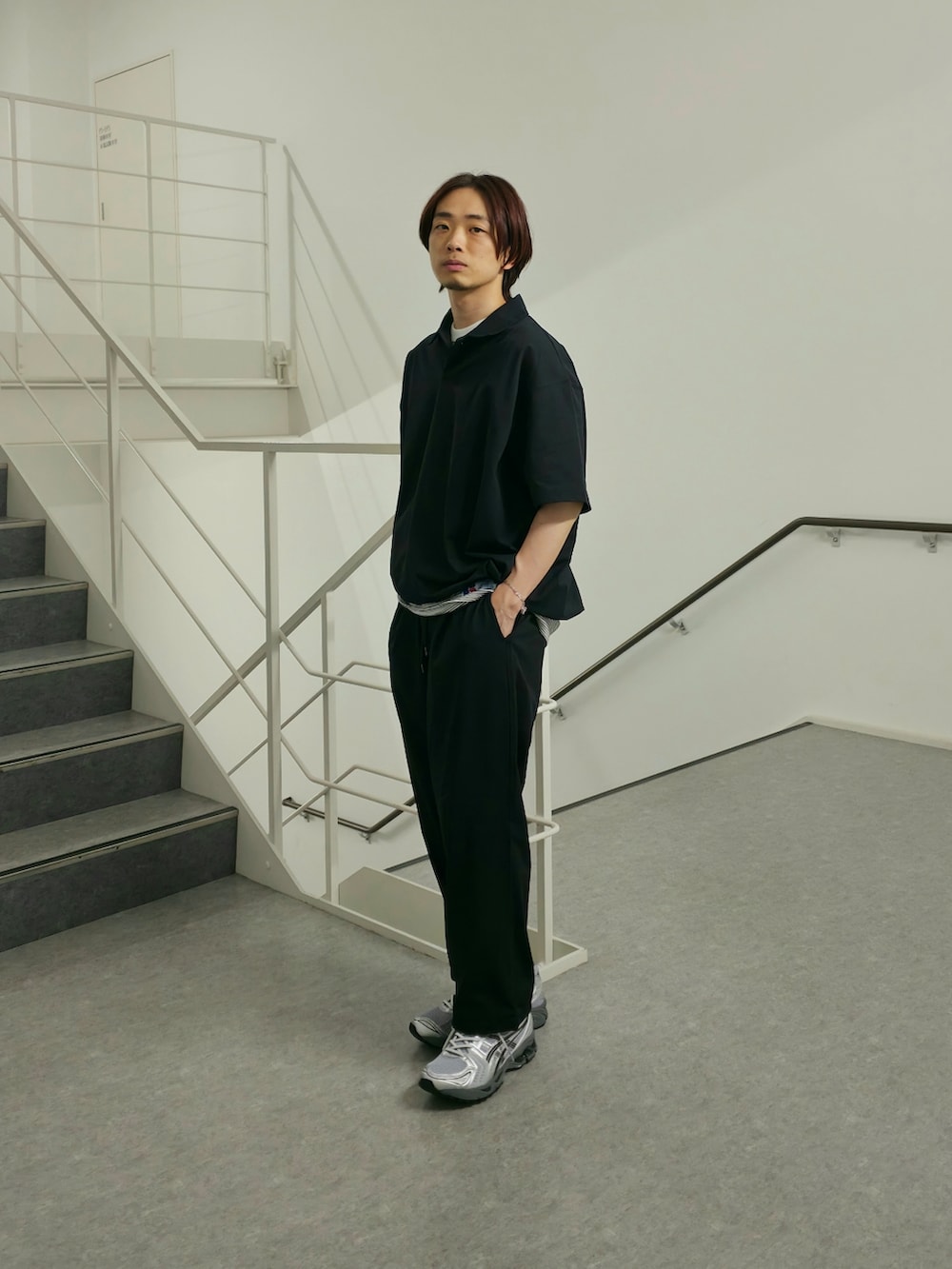 「大人カジュアル、休日スタイル、デートコーデ、ボーダー、スニーカー、お出かけコーデ、スラックス、アウトドアスタイル、モノトーン、スポーツミックス、セットアップ、春夏コーデ、シンプルコーデ、きれいめカジュアル、ポロシャツ」|「URBAN RESEARCHのSHADE TECH ポロシャツ(ポロシャツ、ブルー系)」を使った、UR_SkmK.さん(メンズ・167cm)の春コーディネートの3枚目の写真