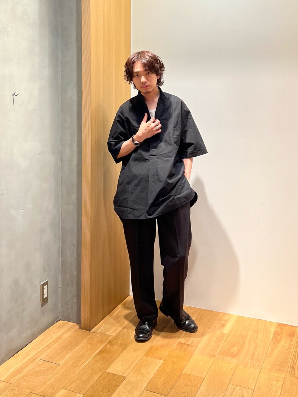 ブラック系のシャツ/ブラウス、ホワイト系のTシャツ/カットソー、ブラック系のその他パンツを着用したメンズの春コーディネートの2枚目の写真