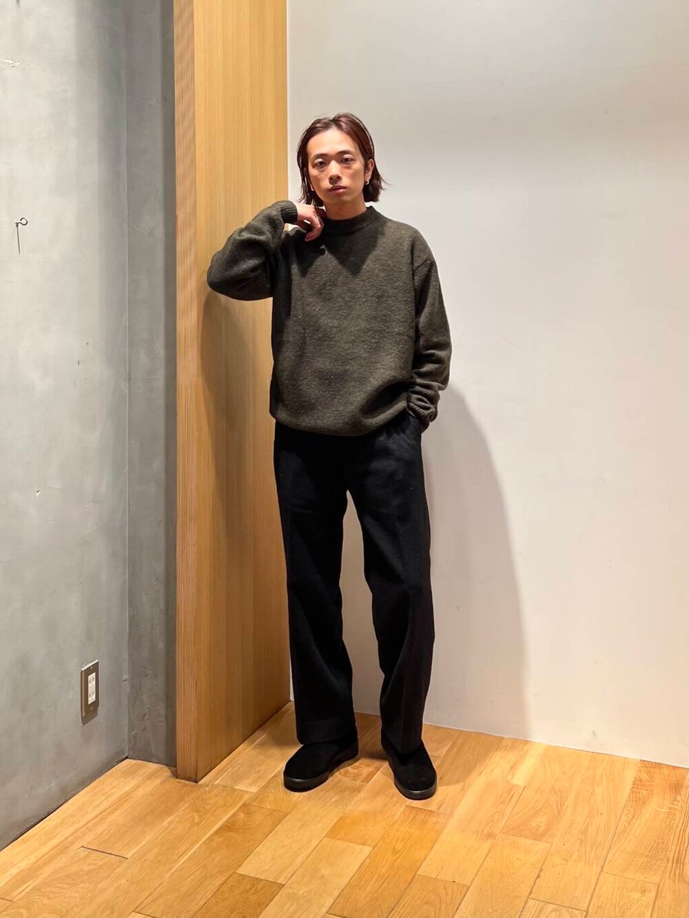 ブラック系のその他パンツ、グリーン系のニット/セーター、ブラック系のブーツを着用したメンズの冬コーディネートの4枚目の写真