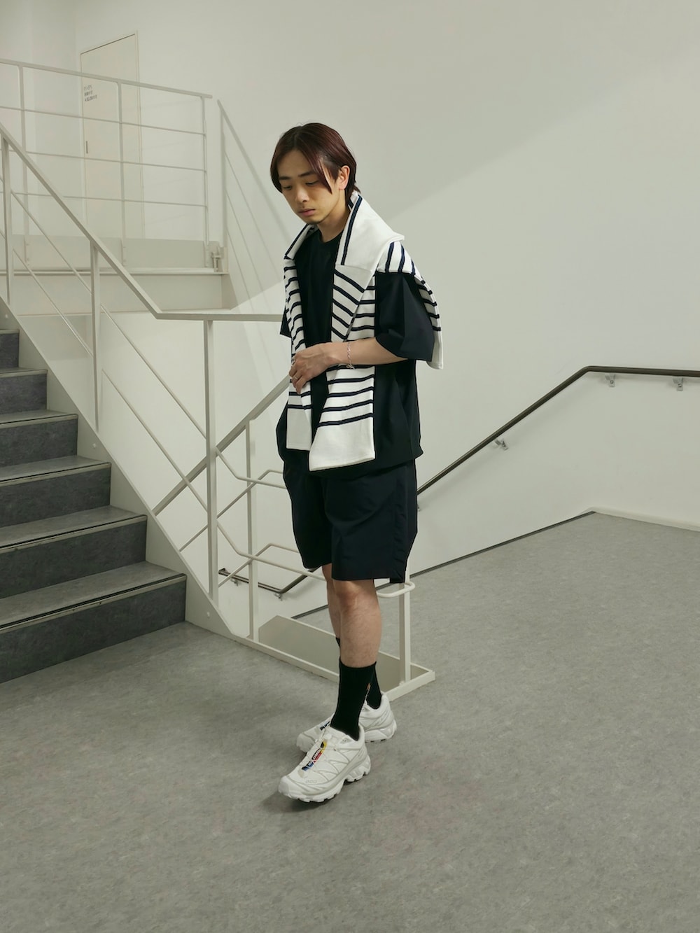 「ハーフパンツ、休日スタイル、デートコーデ、ボーダー、スニーカー、お出かけコーデ、アウトドアスタイル、モノトーン、大人カジュアル、スポーツミックス、セットアップ、春夏コーデ、きれいめカジュアル、腰巻きスタイル、ブラックコーデ」｜「URBAN RESEARCHの『XLサイズあり』『撥水』SOLOTEX STRETCH SHORT-SLEEVE T-SHIRTS（Tシャツ/カットソー、ブラック系）」を使った、UR_SkmK.さん（メンズ・167cm）の春コーディネートの4枚目の写真