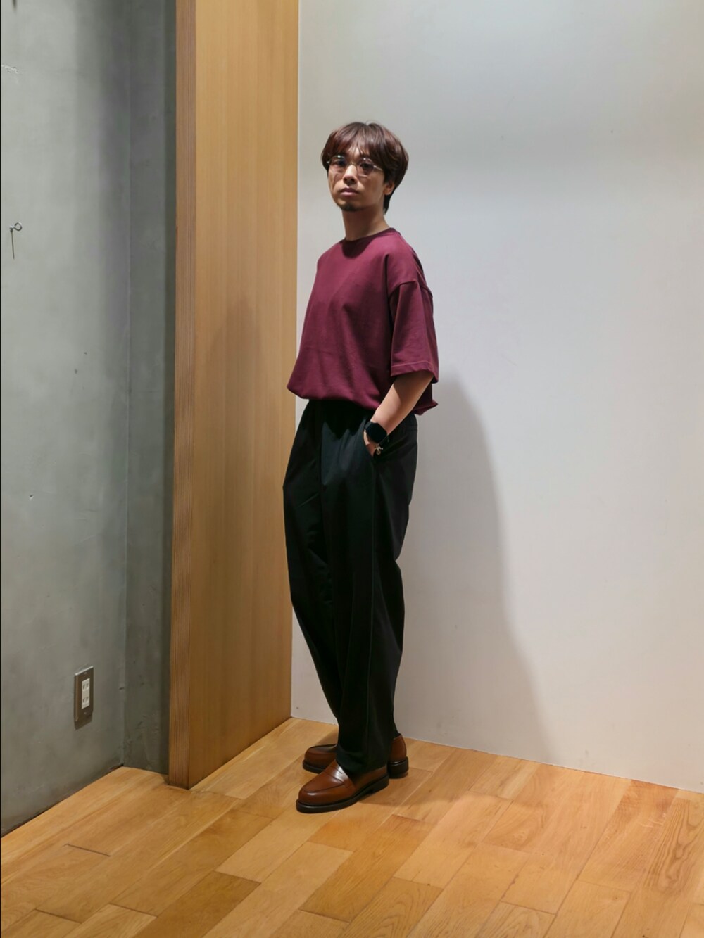 ブルー系のその他アウター、レッド系のTシャツ/カットソー、ブラック系のその他パンツを着用したメンズの夏コーディネートの6枚目の写真