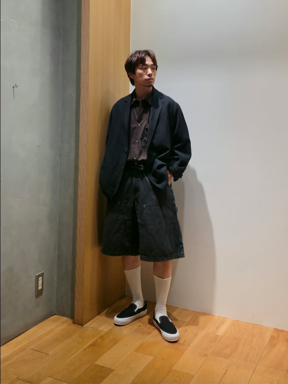 ブルー系のその他アウター、レッド系のシャツ/ブラウス、ブラック系のその他パンツを着用したメンズの夏コーディネートの2枚目の写真