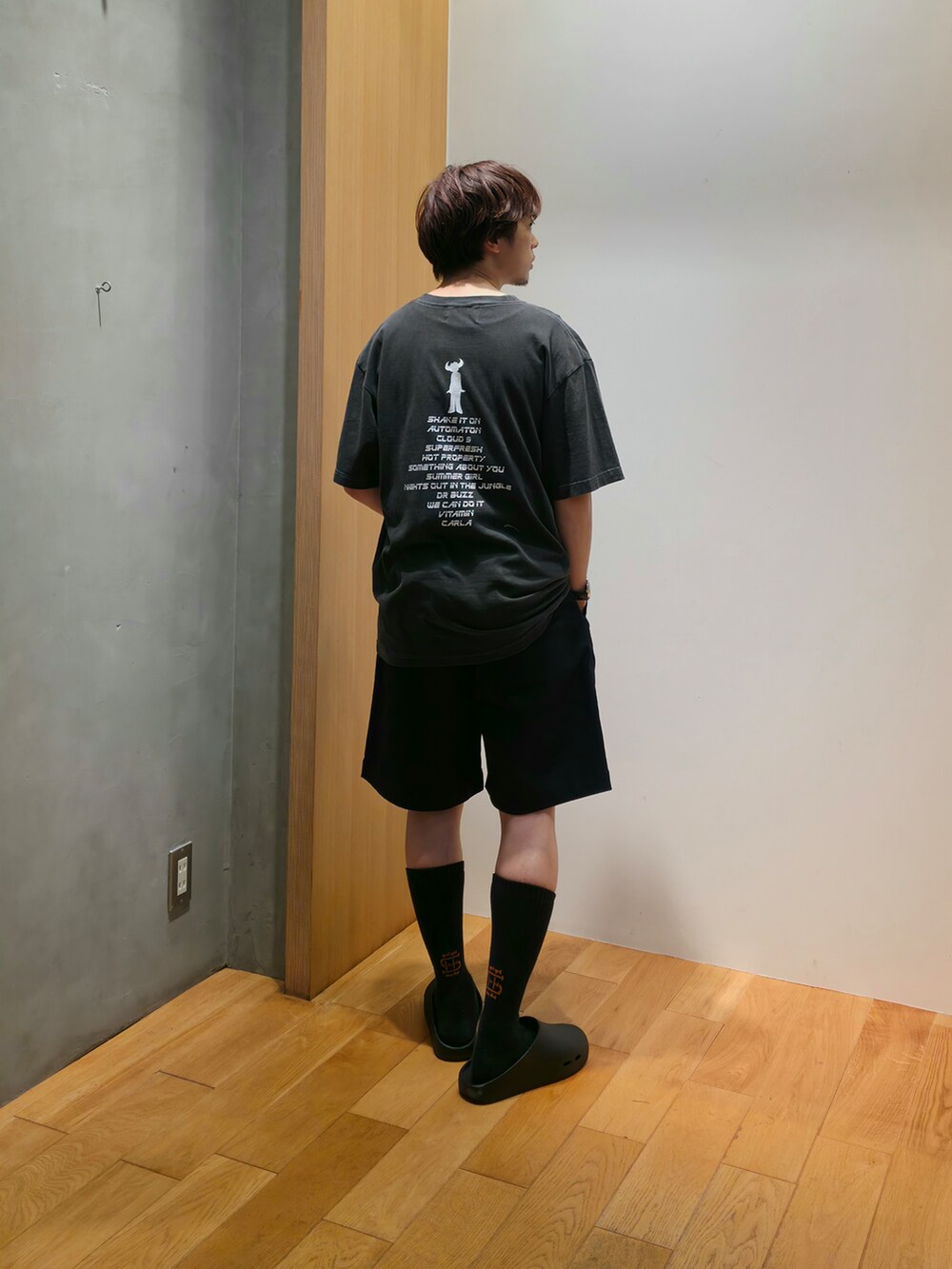 ブルー系のシャツ/ブラウス、ブラック系のTシャツ/カットソー、ブルー系のその他パンツを着用したメンズの夏コーディネートの4枚目の写真