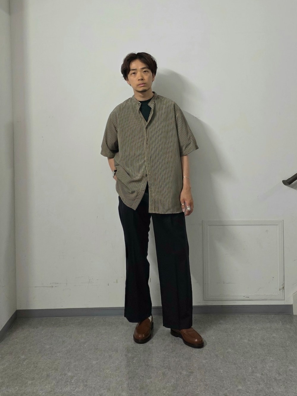 「柄シャツ、レイヤードスタイル、スポーツミックス、ストライプシャツ、モノトーン、ローファー、デートコーデ、きれいめカジュアル、Tシャツ、夏コーデ、シャツスタイル、ブラックコーデ、お出かけコーデ、ゆるコーデ、スラックス」｜「URBAN RESEARCHのPRINT BAND COLLAR SHIRTS（シャツ/ブラウス、ベージュ系）」を使った、UR_SkmK.さん（メンズ・167cm）の夏コーディネートの2枚目の写真